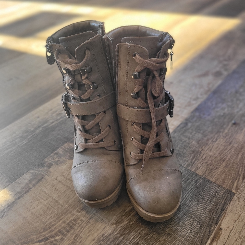 Guess boots